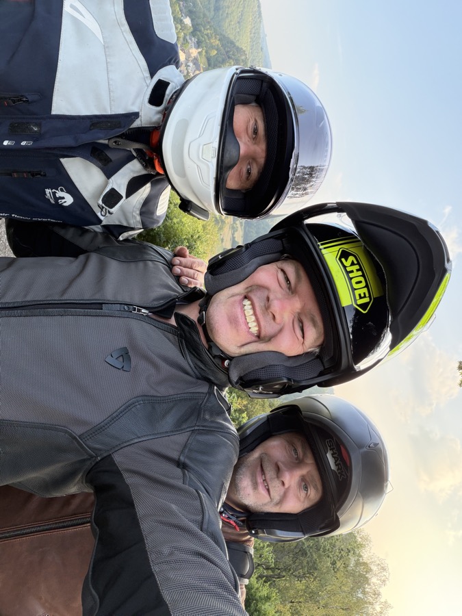 Onno met twee mederijders in de Ardennen